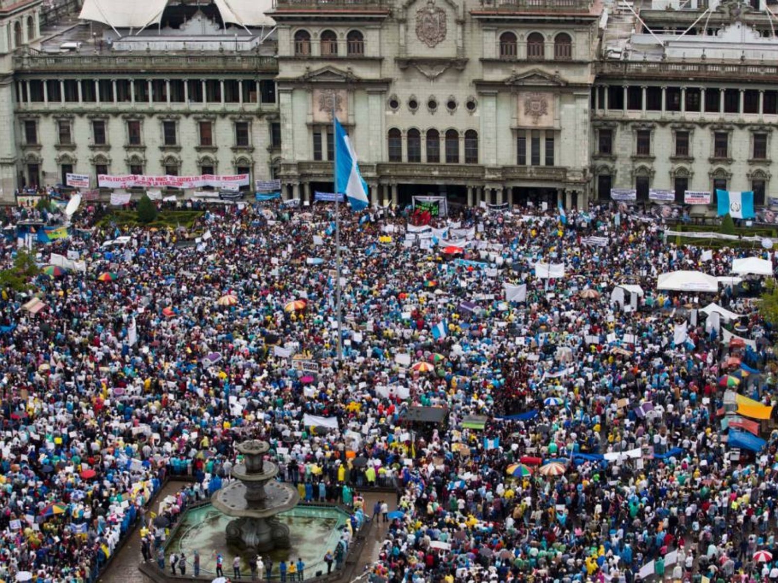 ¿Qué pasa en Guatemala y por qué piden la renuncia de su presidente