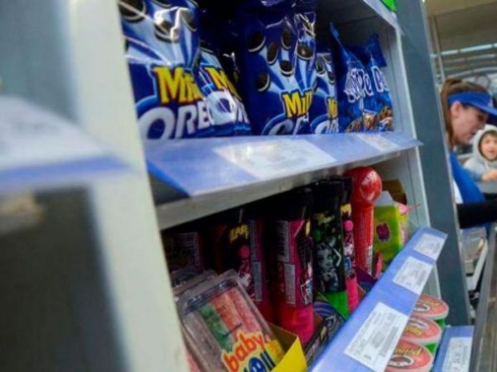 Golosinas y otros alimentos no saludables en cajas de supermercados