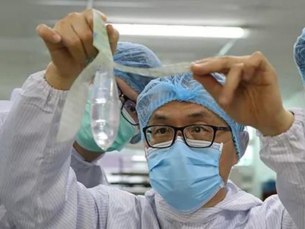 El ginecólogo John Tang Ing Chinh, creador del primer condón unisex.
