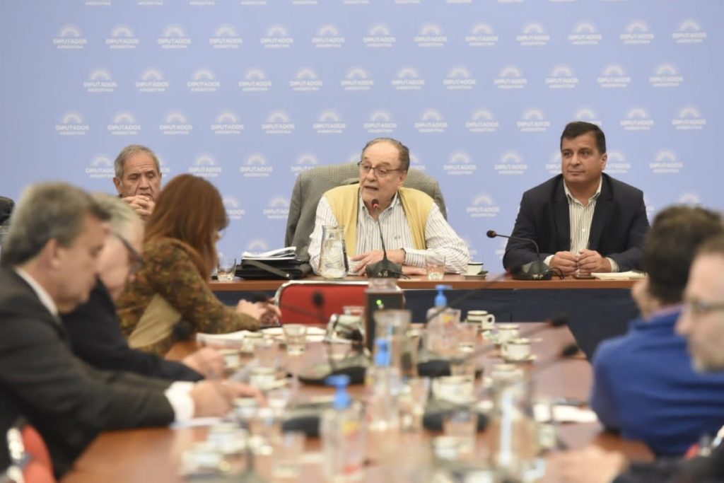 Diputados reunidos en la Comisión de Presupuesto y Hacienda.