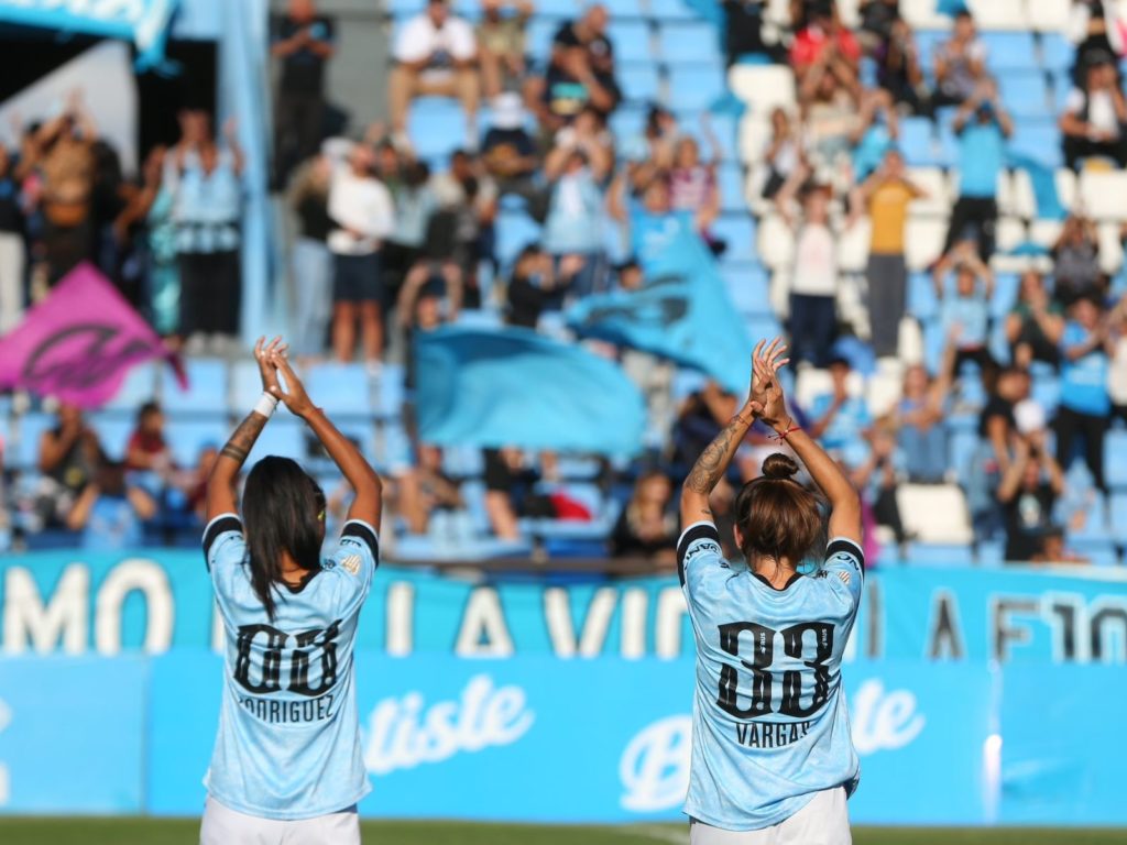 El equipo femenino de fútbol de Belgrano en el estadio "Gigante" de Alberdi.