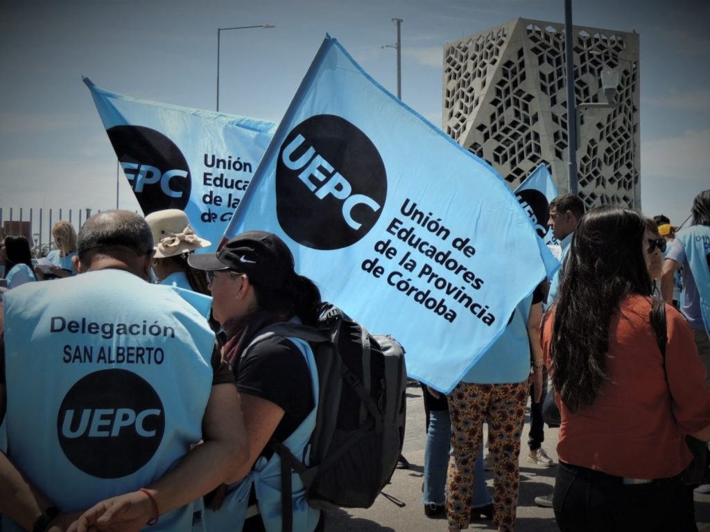 Manifestantes de UEPC frente a la casa de Gobierno de Córdoba.