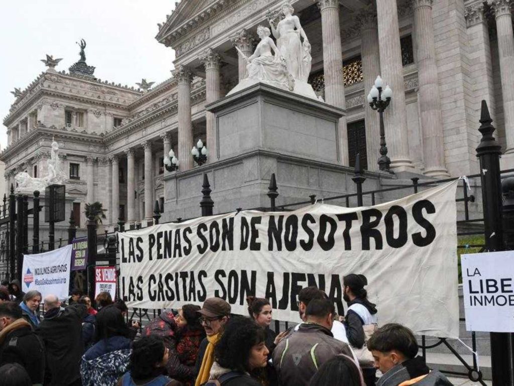 Imagen de protesta frente al Congreso de la Nación.