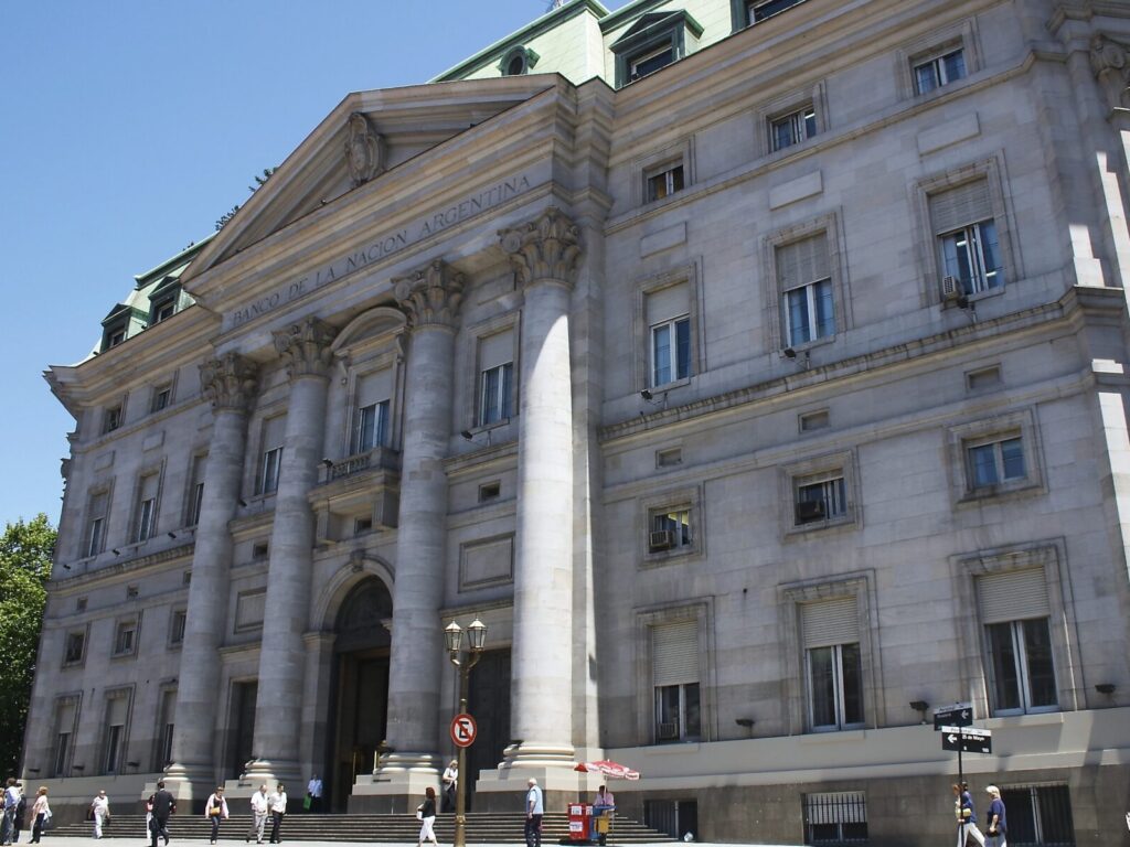 imagen del frente del banco nación