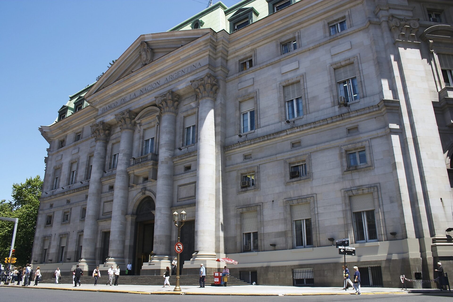 imagen del frente del banco nación