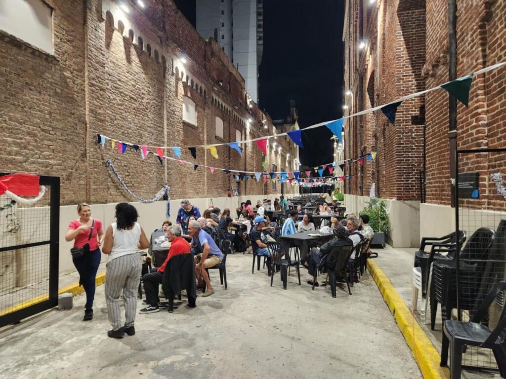 celebración por una navidad digna en el espacio cervecería córdoba