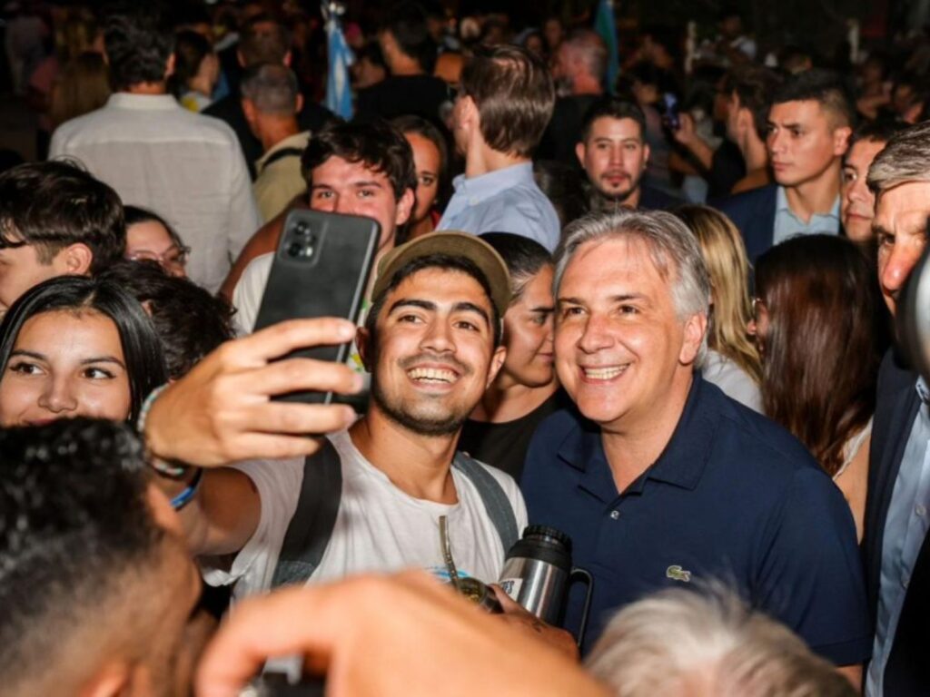 llaryora confrontó con milei en el festival de cosquín
