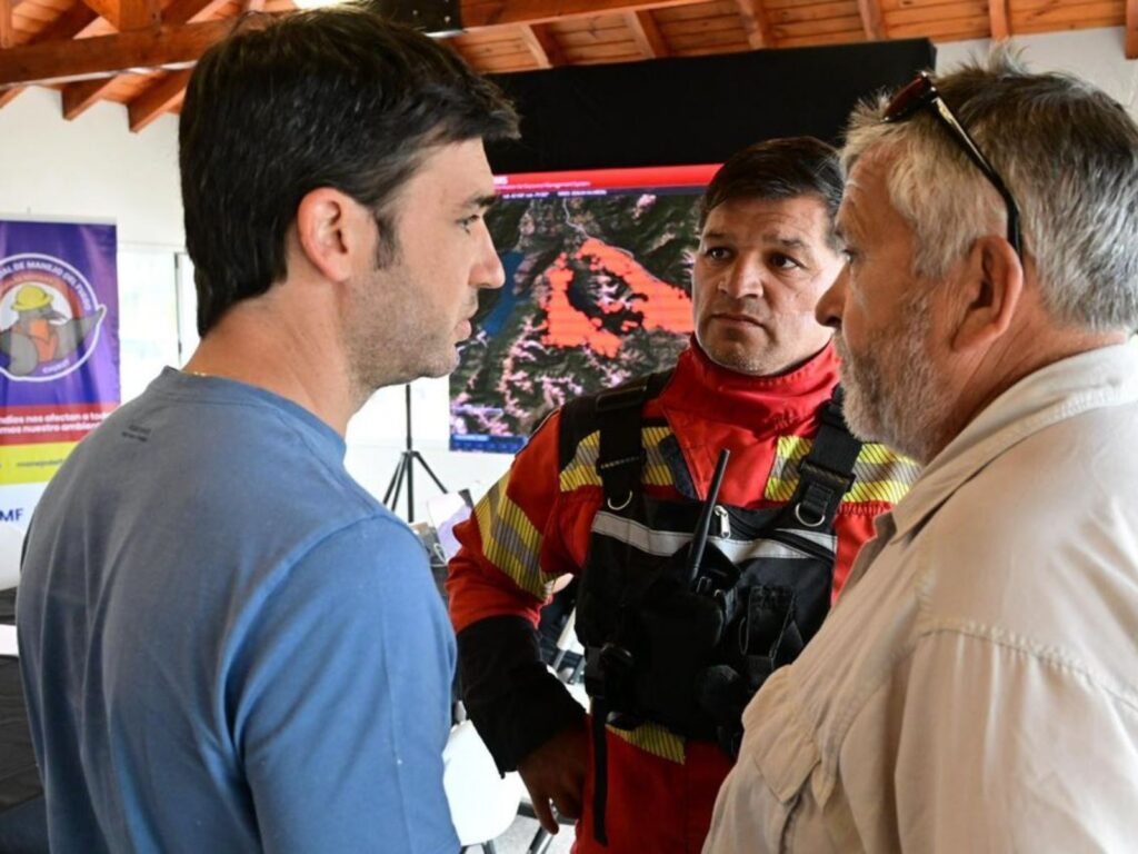 el gobernador de chubut nacho torres dice que el fuego está contenido en un 85%