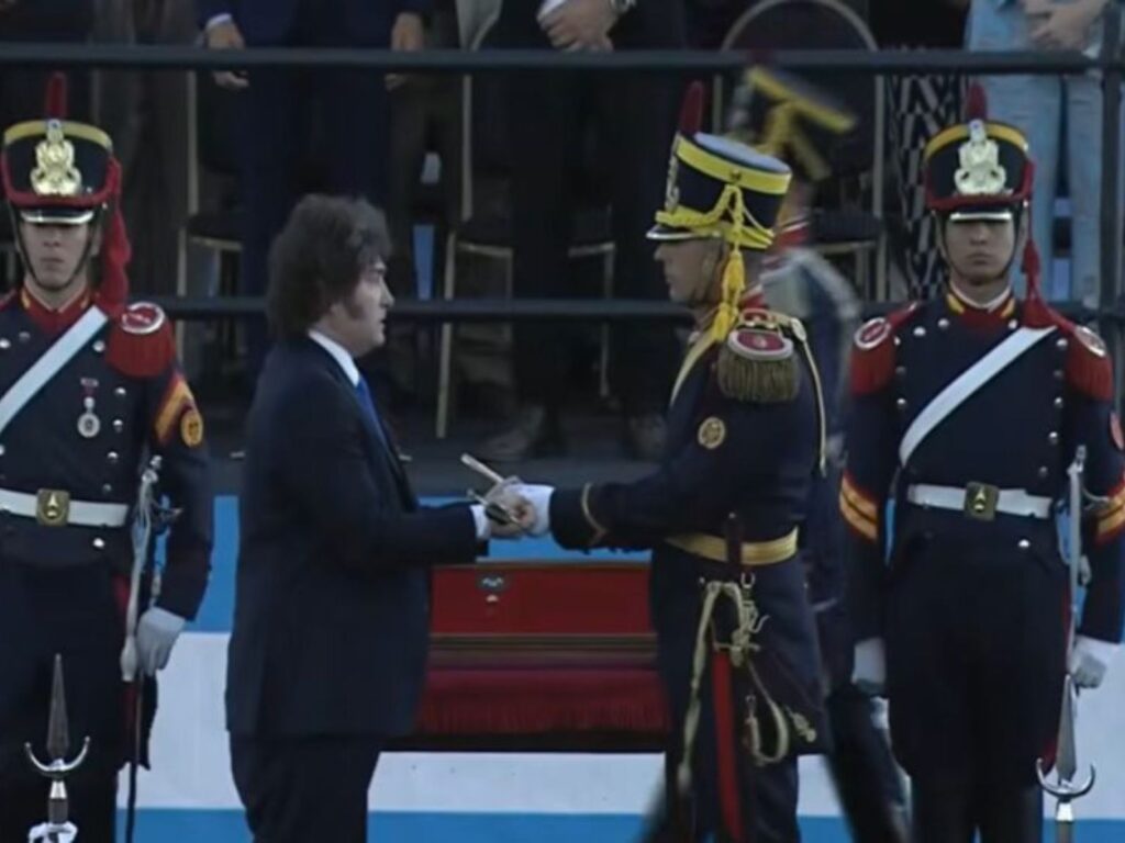 milei usando el sable corvo de san martín en un acto en San Lorenzo